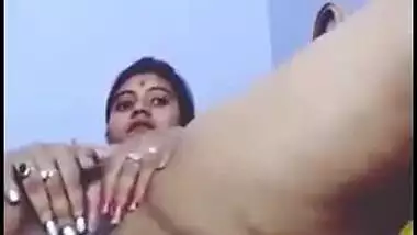 Indian female discovers her XXX peach on camera and spreads sex labia