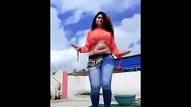 Hot bubbly delhi babe Raani Tiwari hot navel belly button dance show