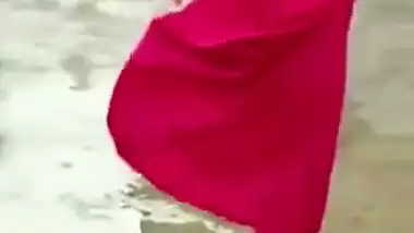 Petticoat bhabhi outdoor bath caught by neighbor