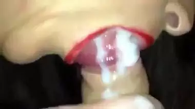 Desi housewife with red lipstick sucks pecker and cum