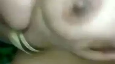 Bhabhi holding milky boobs in Pakistani solo nude clip