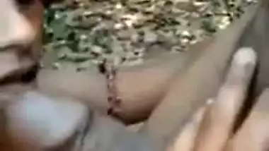 Desi lady sucks her lover’s dick outdoors on the farm