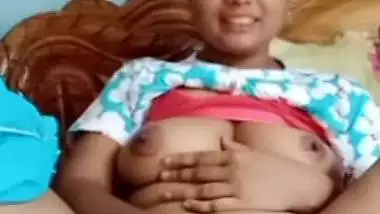 Chubby bhabhi fingering cunt in horny mood viral MMS